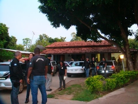Policiais em operao no municpio de Santo Antnio de Leverger.