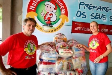 Secretria Roseli Barbosa recebe doaes de alimentos para a campanha Natal das Crianas