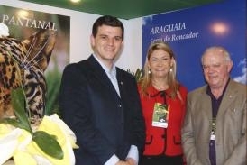 Secretria Vanice Marques recebe autoridades de Gramado no stand de Mato Grosso