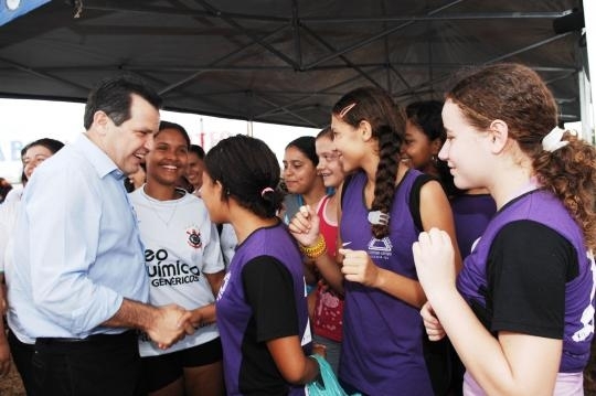 Os moradores de gua Boa receberam o governador e sua comitiva com festa.
