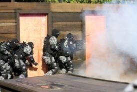 Combate em ambientes fechados  uma das especialidades do GOE