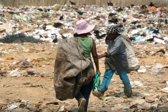 Catadores selecionam materiais reciclveis no lixo