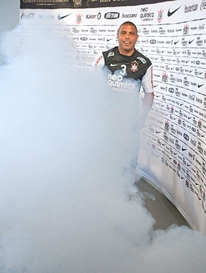 Ronaldo solta uma bomba e espalha fumaa na sala de entrevistas do CT do Corinthians.
