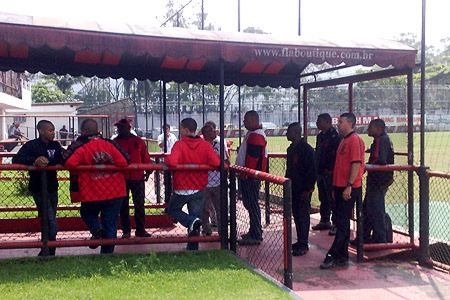 Integrantes de faces de torcida vo  Gavea fazer cobrana (foto: Diego Marrul)