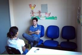 Psiclogo em conversa com adolescente na Deddica.