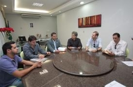 Clnica veterinria e restaurantes assinam termo de adeso ao projeto Vale Luz