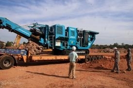 Britador mvel que vai reciclar aproximadamente 20 mil m de concreto da demolio do Verdo