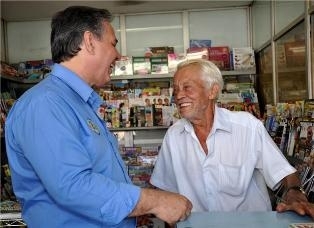 Joo Modesto, proprietrio de uma banca saudando candidato Antero