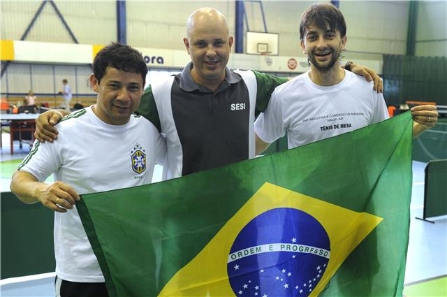 Aderson Kunz e Raimundo Teles, de branco, junto com coordenador de Lazer do SESI-MT Sandro Abro.