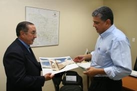 Arcebispo Metropolitano de Cuiab Dom Milton entrega ao chefe de gabinete Nico Baracat