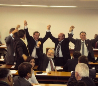 Deputados comemoram a aprovao do relatrio 