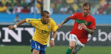 Daniel Alves passa pela marcao de Meireles: sem criatividade no meio-campo