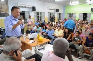 Maggi recebeu uma placa de honra ao mrito pelos servios pblicos prestados.