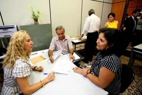 Atendimento da populao na primeira edio do Governo Itinerante de 2010.