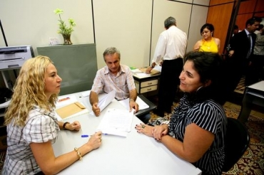 Atendimento da populao na primeira edio do Governo Itinerante de 2010.