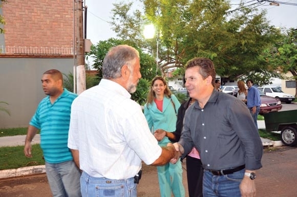 Empresrio Mauro Mendes cumprimentando a populao