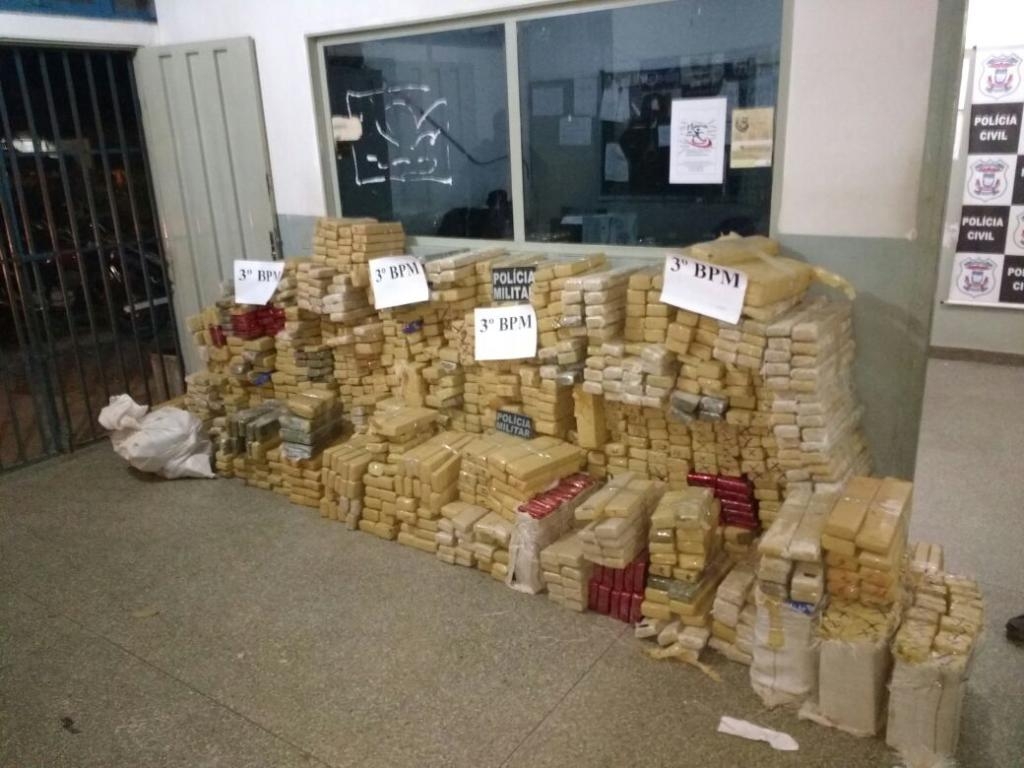 Os 1.258 tabletes de maconha estavam em uma casa no bairro Sol nascente e em uma chácara na Ponte de Ferro .