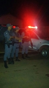 A guarnição do Núcleo de PM prendeu o acusado quando ele chegada da roça em um trator