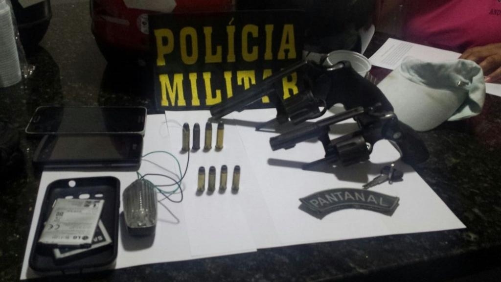 Com cada um dos adolescentes os policiais apreenderam um revlver