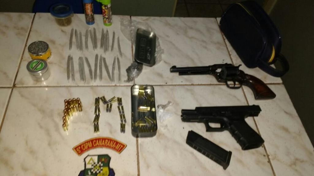 As armas e a droga estavam na caminhoneta ocupada pelos quatros homens