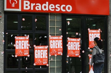 Bancos propem aumento de 7% e abono de R$ 3.500