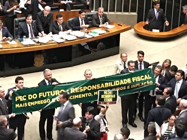 Deputados governistas estenderam uma faixa e ergueram cartazes no plenário em apoio à PEC do Teto de Gastos