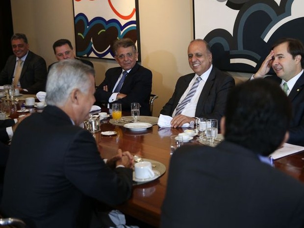 O presidente da Câmara, Rodrigo Maia (com a mão na cabeça.) recebeu governadores para um café da manhã em sua residência