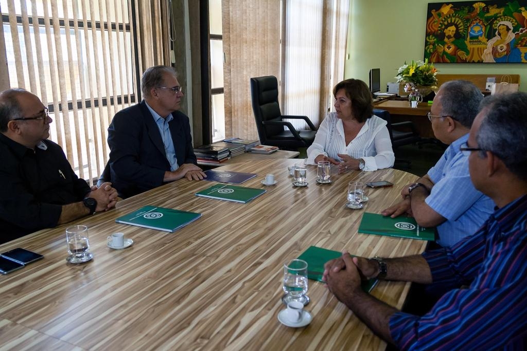 Secretário de Estado das Cidades, Eduardo Chiletto, secretário de Estado de Saúde, João Batista Pereira, e a reitora Maria Lúcia assinam documento