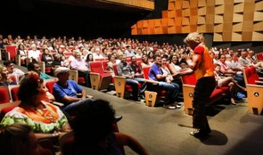 Público lota Teatro Zulmira Canavarros na primeira noite do