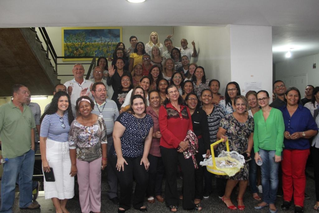 Servidores com mais de 25 anos de carreira receberam um broche em formato de braso do estado