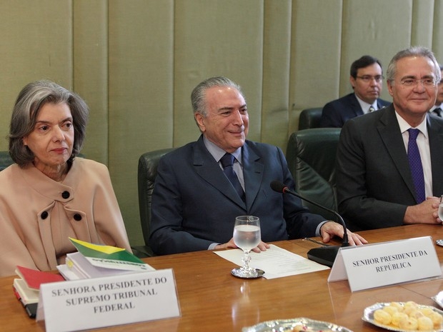 Temer, sentado entre Renan e Crmen Lcia, coordenou a reunio entre os chefes de Poderes