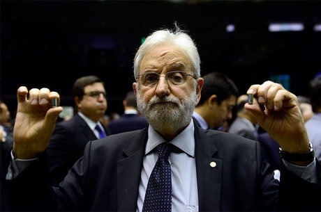 Partidos como o PSOL, de Ivan Valente, so contrrios  medida