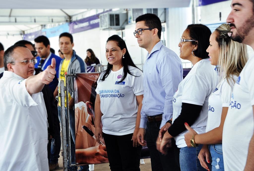 Governador Pedro Taques visita estande da Sejudh na 1 edio da Caravana -