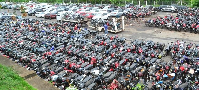 Veculos apreendidos no ptio do Detran-MT