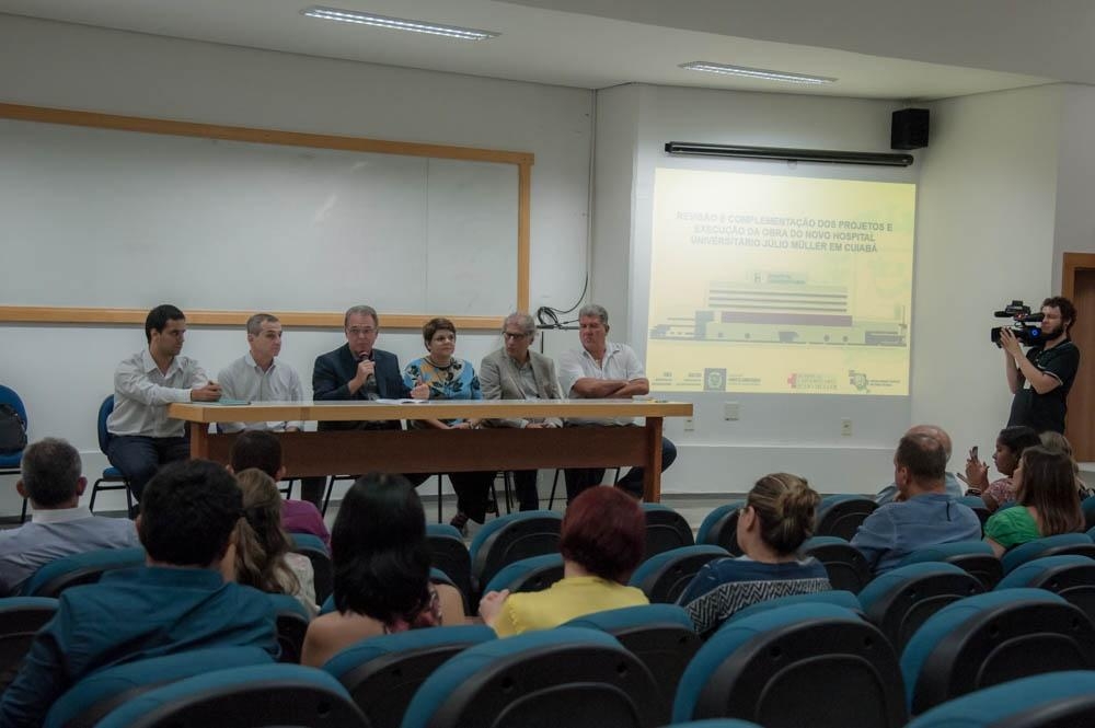 Secretário das Cidades, Eduardo Chiletto, conduziu a audiência, ao lado da reitora da UFMT, Myrian Serra