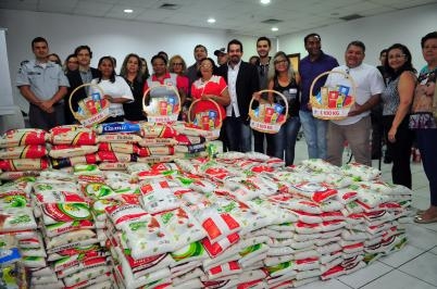 Entrega de alimentos arrecadados pela Sala da Mulher