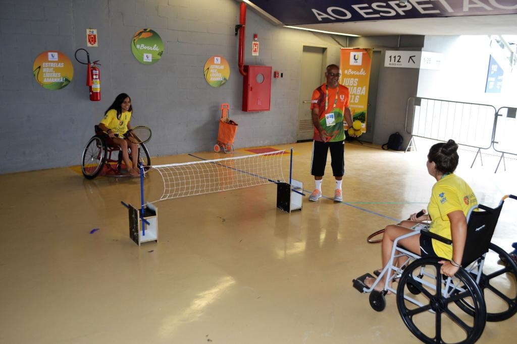 Atletas durante partida de tnis em cadeira de rodas