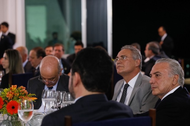 O presidente Michel Temer (dir.), durante jantar com senadores; na mesa, estão o ministro José Serra (esq) e o senador Renan Calheiros (centro