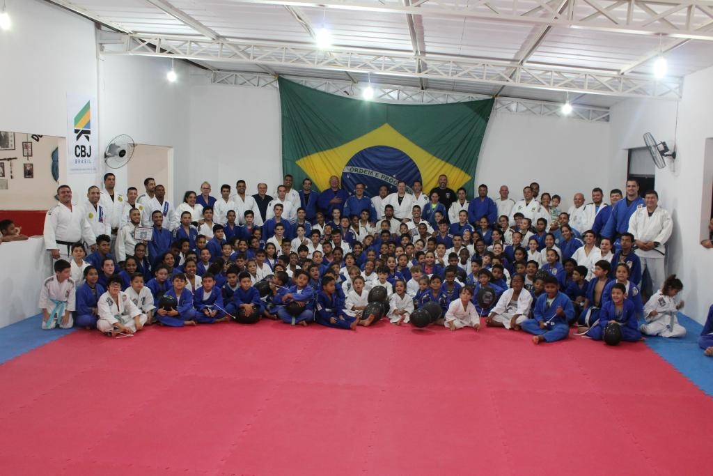 Alunos e colaboradores no novo dojo