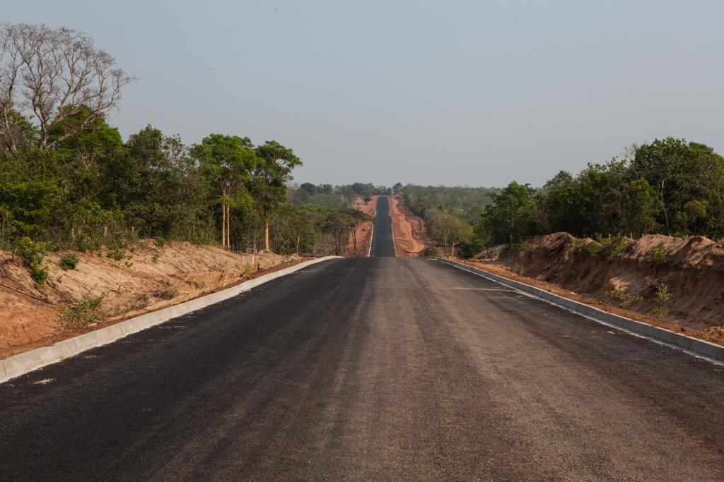 Rodovia MT-020, que est recebendo obras de pavimentao