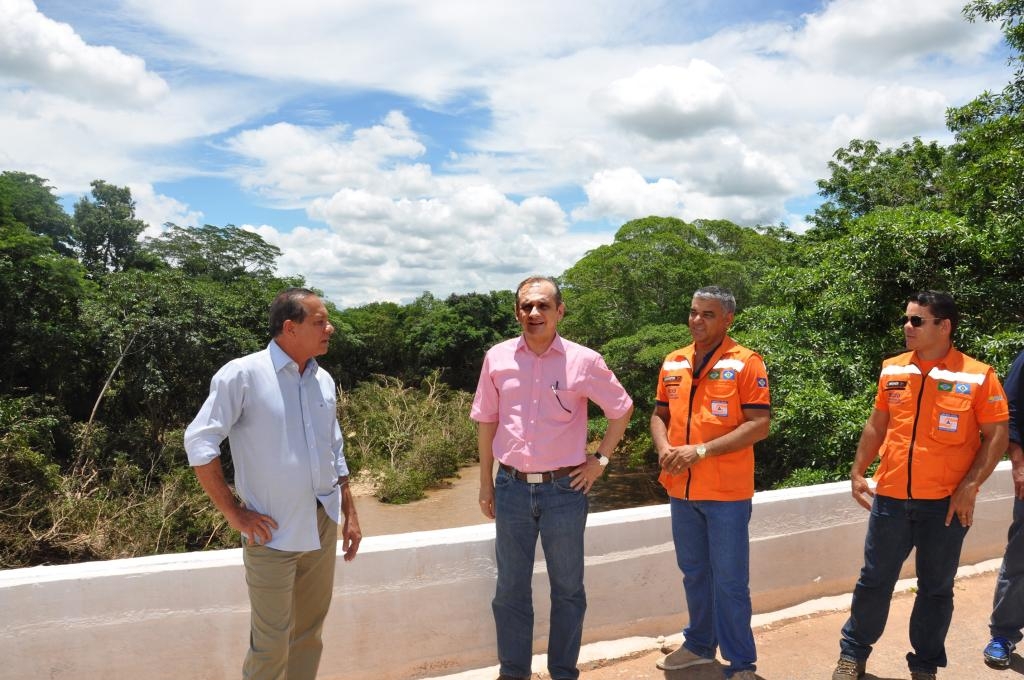 Secretrio Wilson Santos com deputado Jos Domingos vistoriam ponte ao lado do major BM Washington