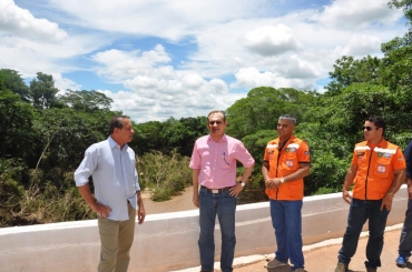 Secretário Wilson Santos com deputado José Domingos vistoriam ponte ao lado do major BM Washington