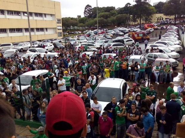 Populao de Chapec espera notcias em frente a sede da Chapecoense