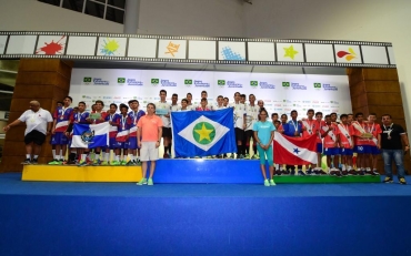 Estudantes mato-grossenses recebem medalhas durante a cerimônia de premiação dos jogos em João Pessoa