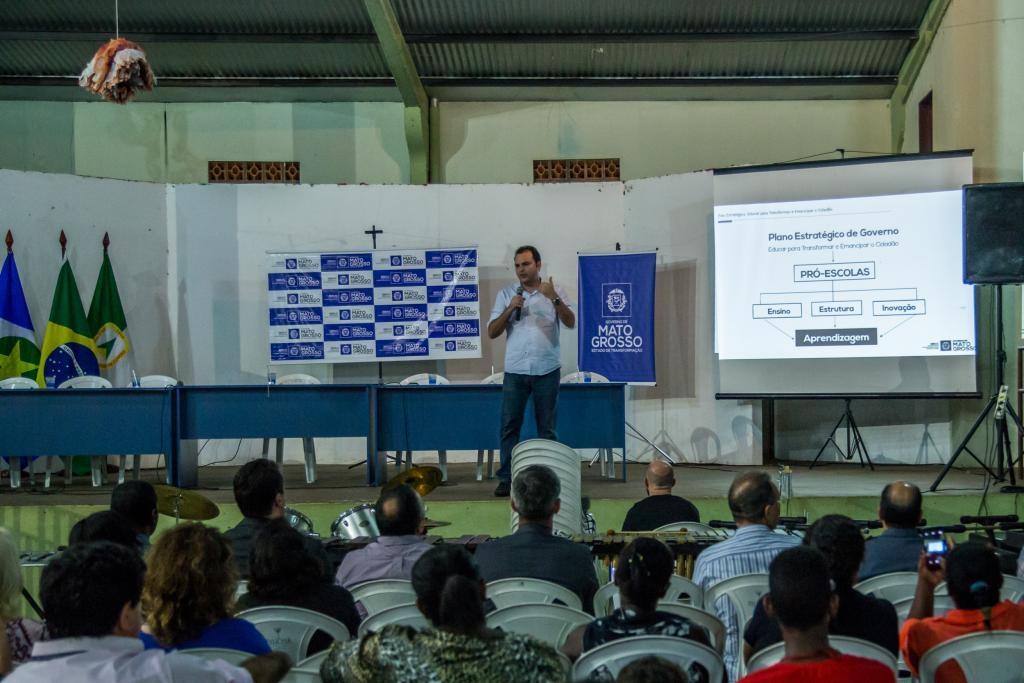 Secretrio Marco Marrafon, durante exposio do projeto  comunidade em outubro: transformao pela educao