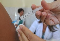 O Brasil é o primeiro país da América do Sul e o sétimo do mundo a oferecer a vacina contra o HPV para meninos em programas nacionais de imunizações