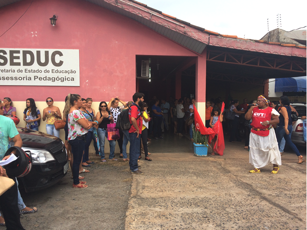 Professores protestaram nesta tera-feira (17) em Vrzea Grande (MT)