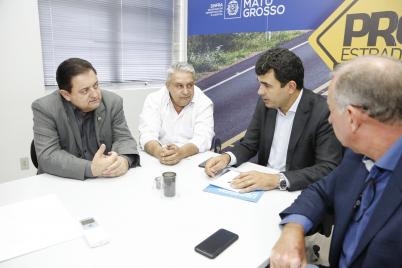 Deputado Sebastio Rezende com prefeito de Guiratinga na Sinfra