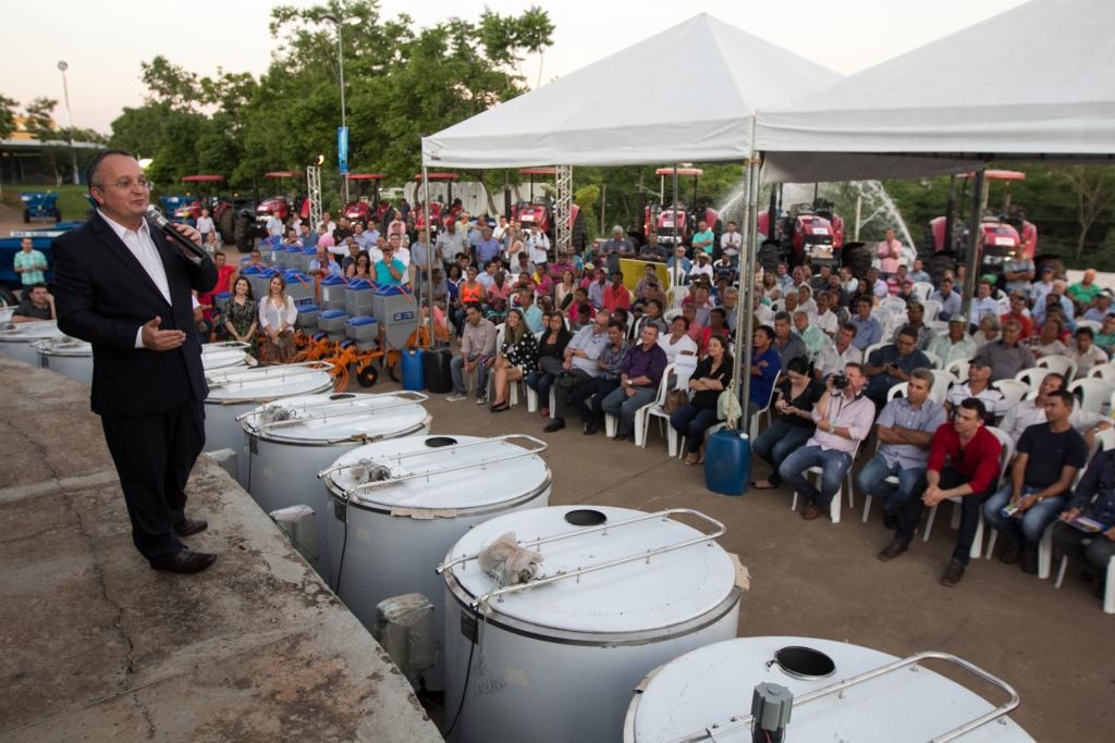 Taques entrega resfriadores de leite