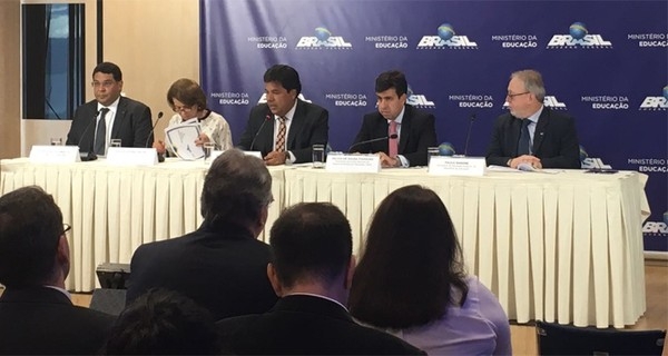 O ministro da Educação, Mendonça Filho (ao centro), em entrevista coletiva em Brasília nesta segunda